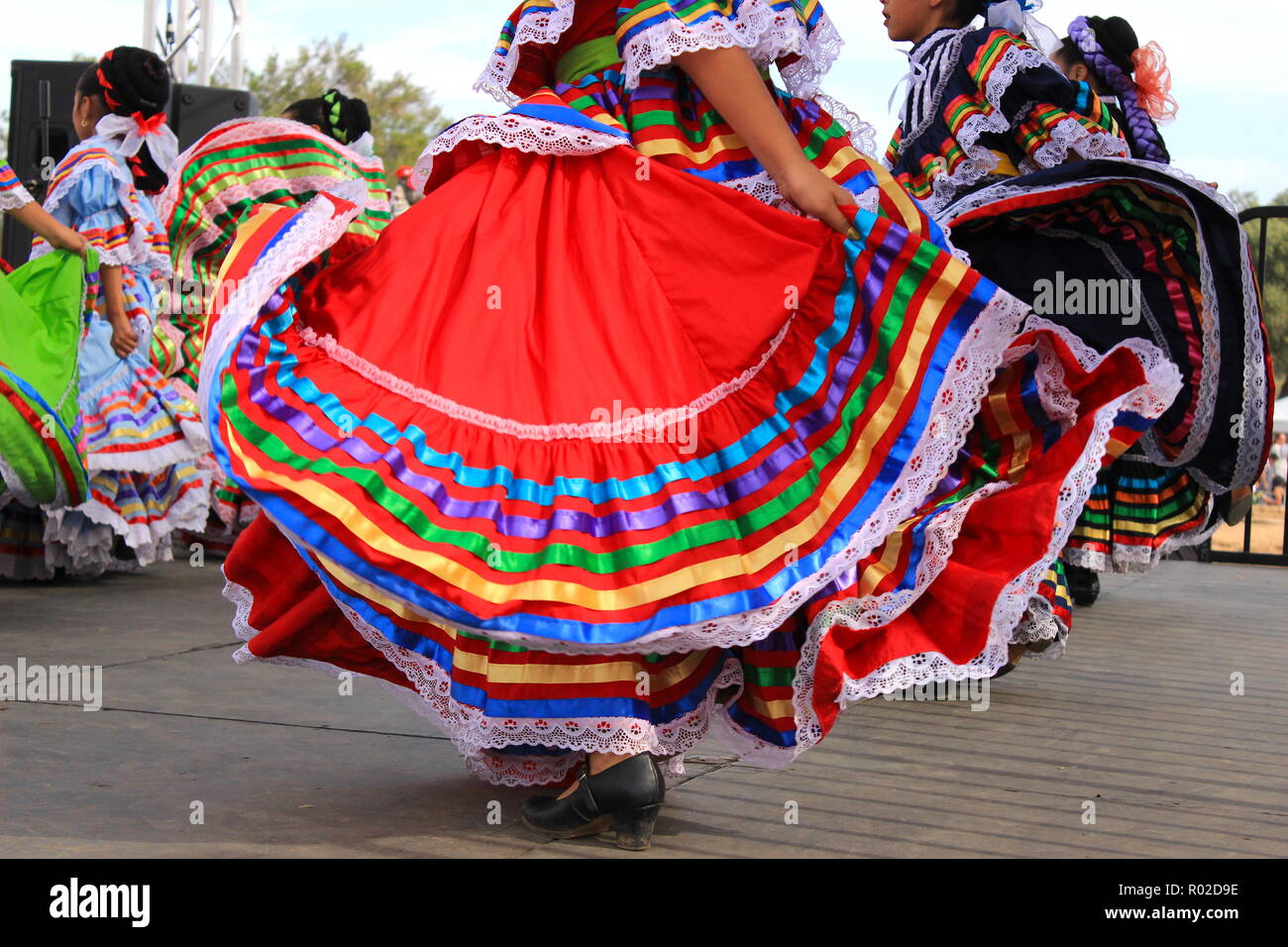 Gonne colorate volare durante la tradizionale danza messicana Foto Stock