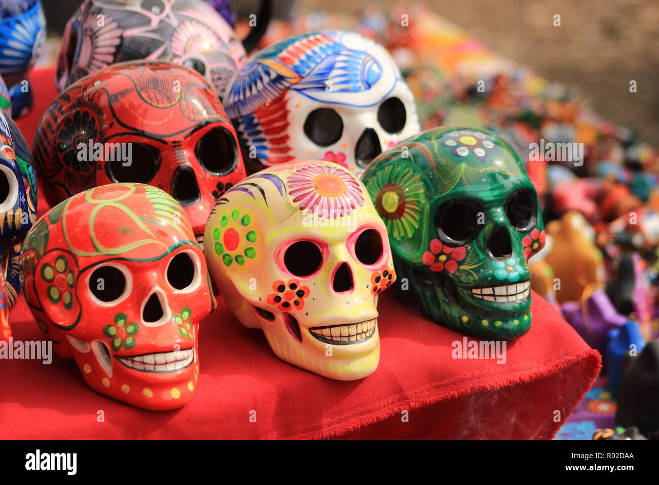 Visualizzazione di zucchero colorate teschi al Giorno dei Morti (Dia de los Muertos) la celebrazione Foto Stock