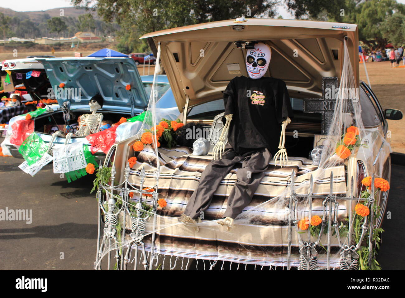 Altari tradizionali (ofrendas) di un Giorno dei Morti celebrazione vengono visualizzati in tronchi di auto classiche Foto Stock