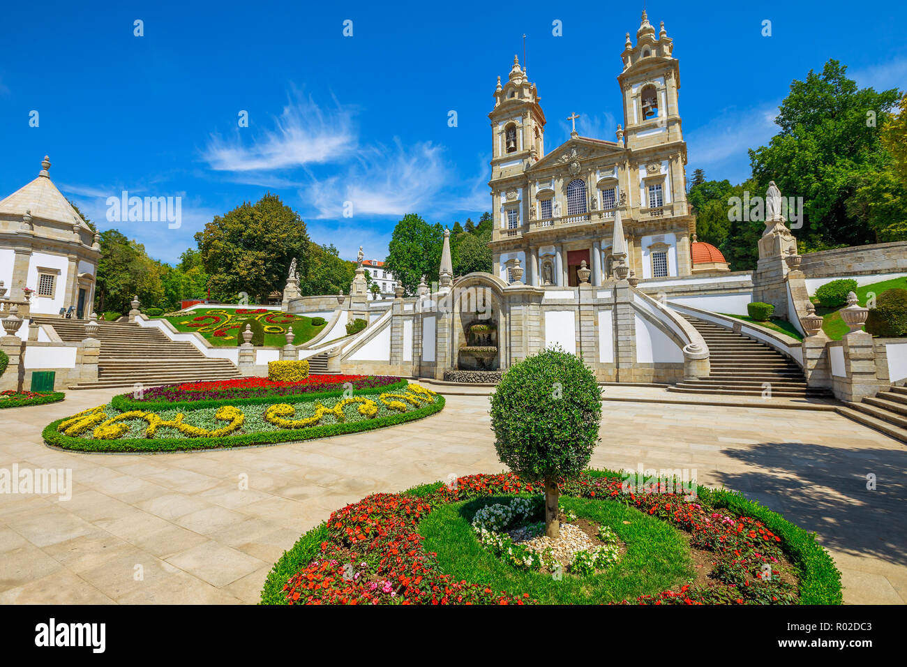 La facciata della Bom Jesus do Monte Santuario in stile neoclassico circondato da giardini fioriti in una giornata di sole. Tenoes vicino a Braga, a nord del Portogallo, dell'Europa. Foto Stock