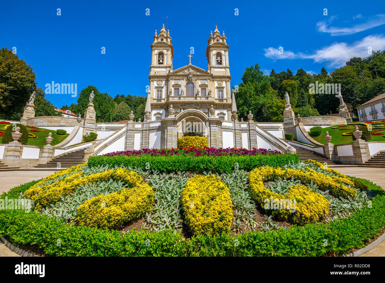 Il giardino fiorito neoclassico di Bom Jesus do Monte Santuario. Tenoes vicino Braga. La Basilica è un famoso punto di riferimento e meta di pellegrinaggio nel nord del Portogallo Foto Stock