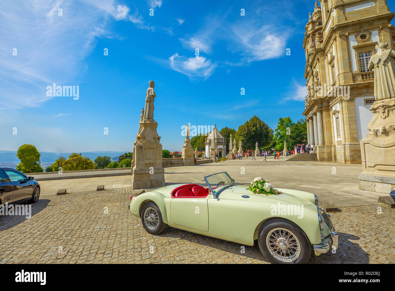 Tenoes, Portogallo - Agosto 12, 2017: vintage auto per cerimonia matrimoniale al Santuario di Bom Jesus do Monte di bloom giardini in una giornata di sole. Famoso punto di riferimento e meta di pellegrinaggio nel nord del Portogallo. Foto Stock