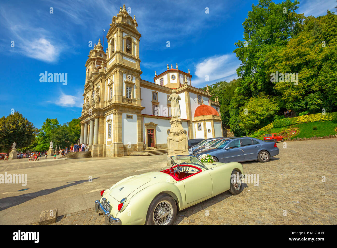Tenoes, Portogallo - Agosto 12, 2017: vecchia auto di lusso per cerimonia matrimoniale a Bom Jesus do Monte con fiore di giardini in sun. Famoso punto di riferimento e meta di pellegrinaggio nel nord del Portogallo. Foto Stock