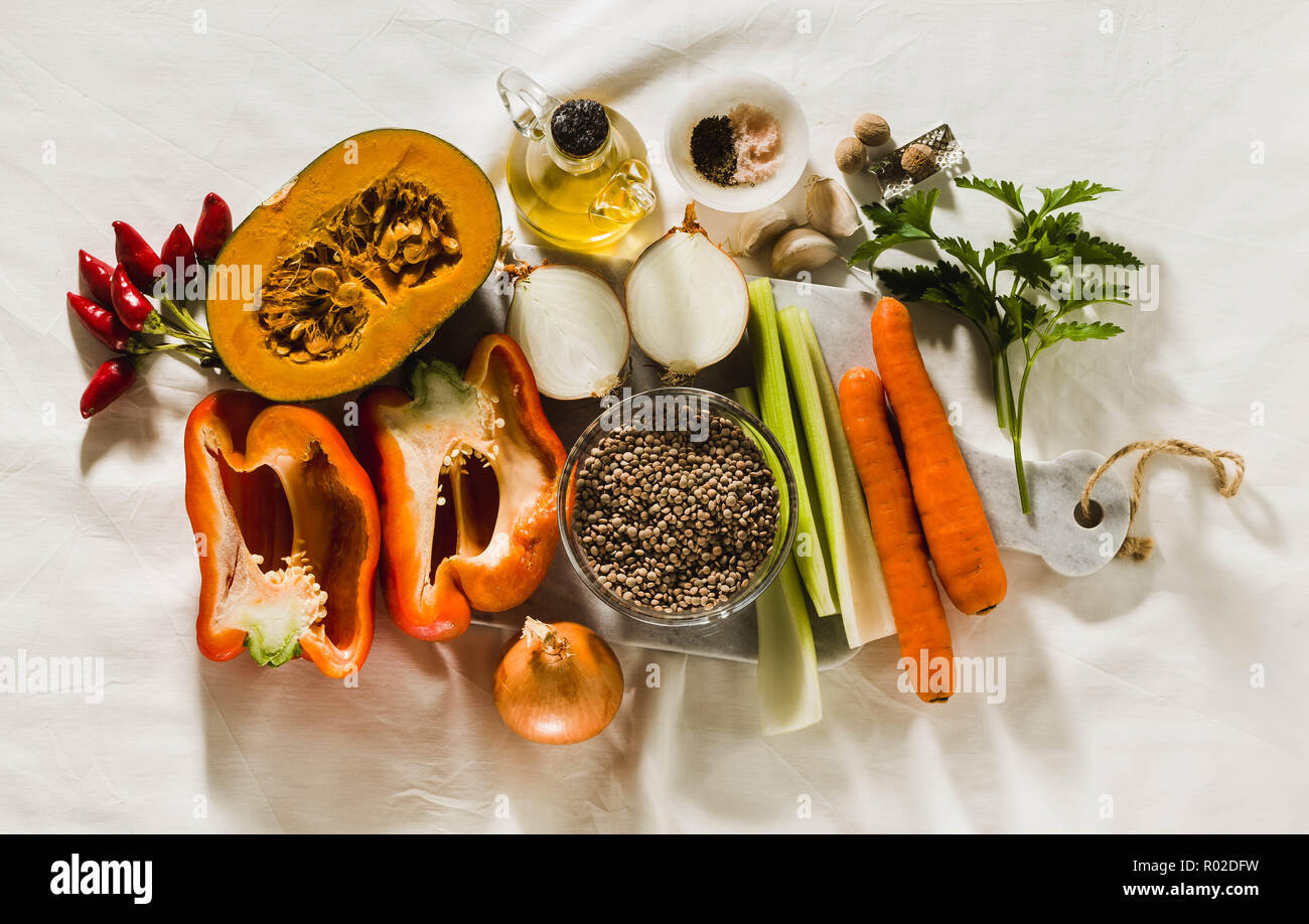 In autunno gli ingredienti alimentari sul tavolo. ricca di alimenti sani Foto Stock