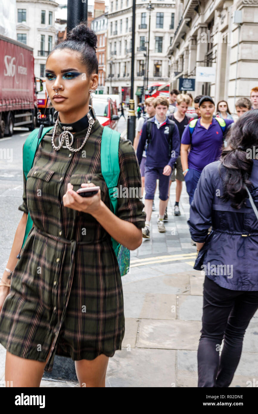 Londra Inghilterra,UK,Regno Unito Gran Bretagna,Mayfair,Regent Street,pedoni,Black Blacks African Africans etnico minority,adulta adulta donna wome Foto Stock