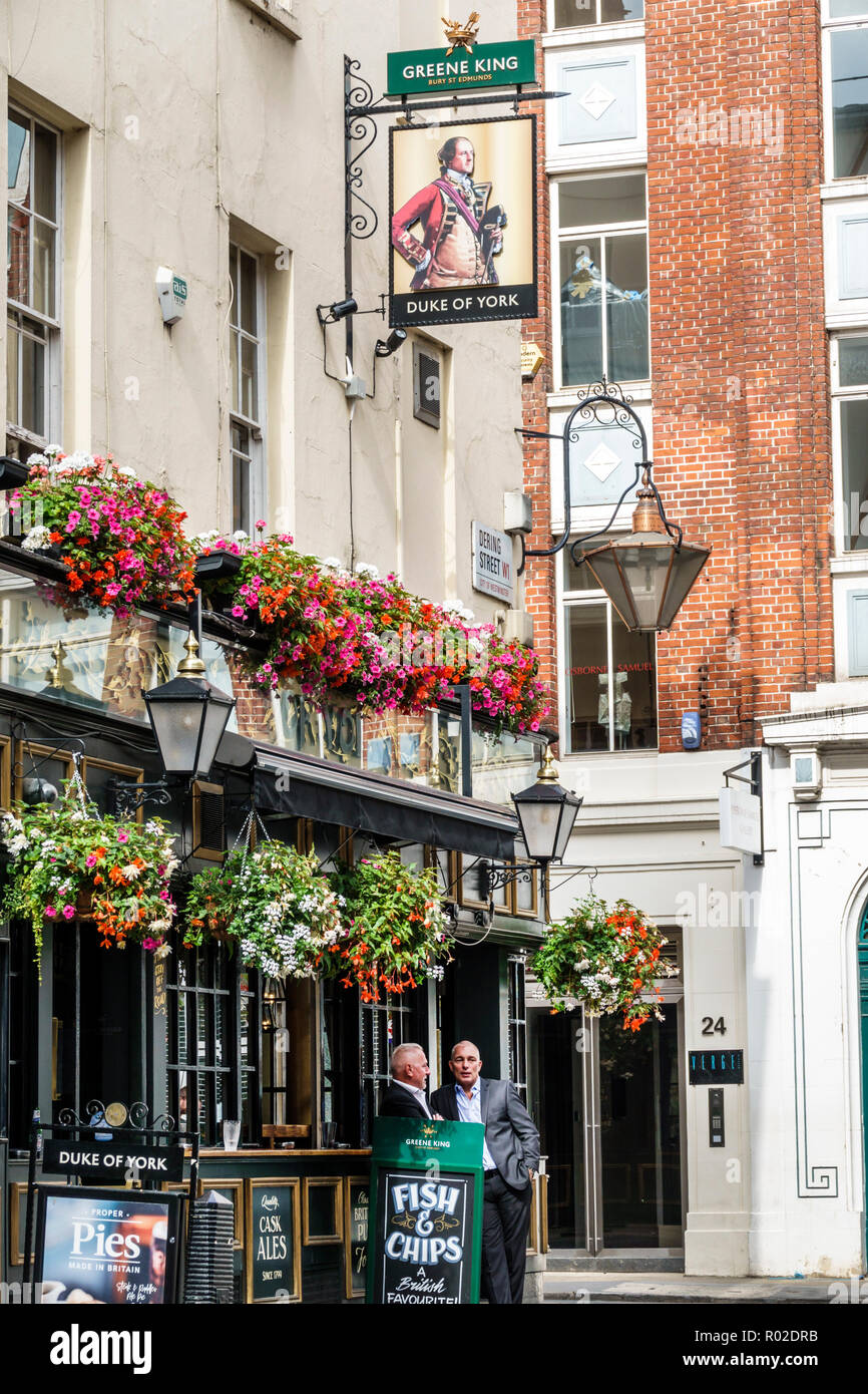 London England,UK,Mayfair,Duke of York Pub,pub storico bar public house,esterno,Greene King pub,esterno,flower planters,cartello,UK GB English Europe,U. Foto Stock