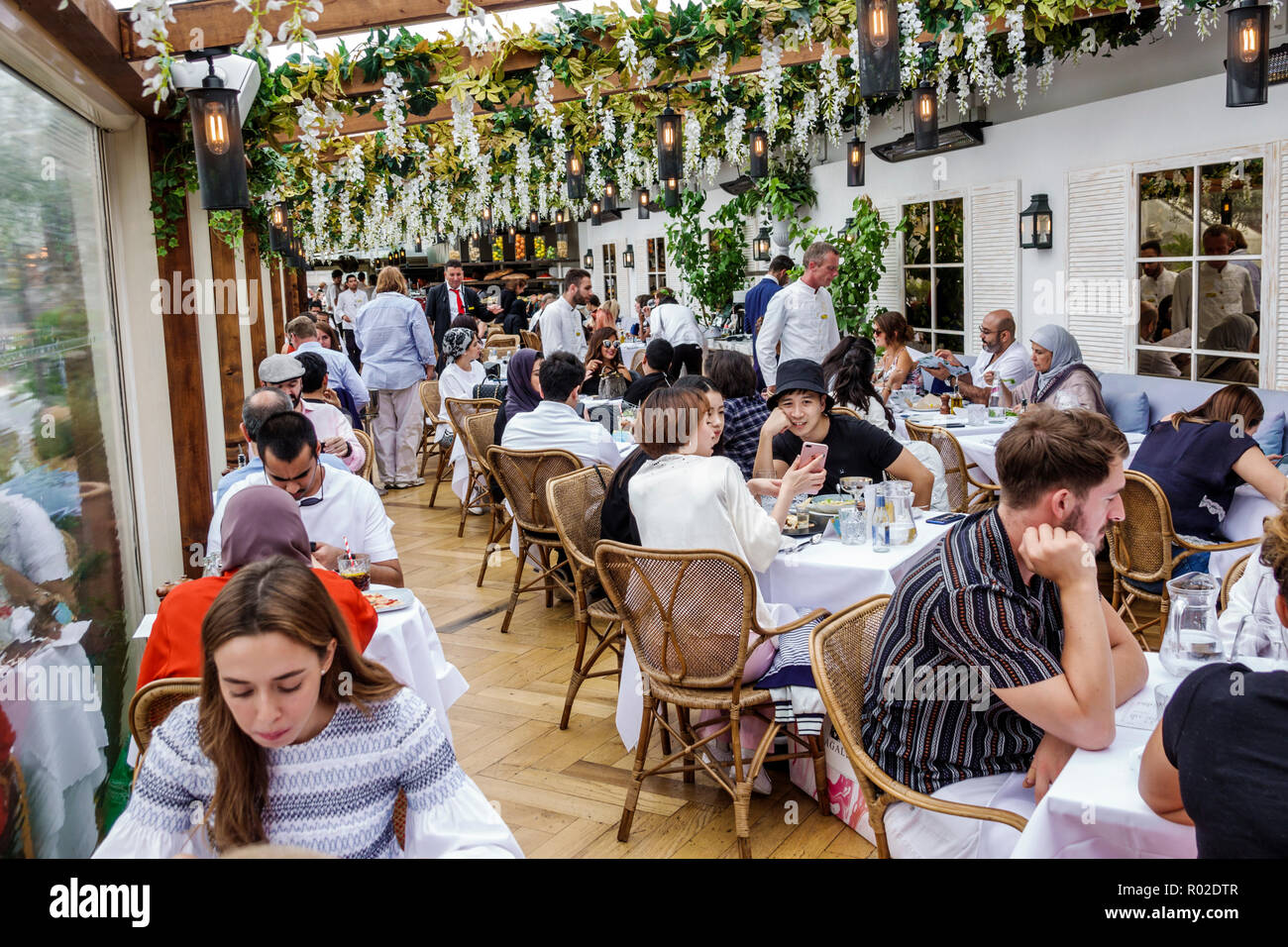 Londra Inghilterra,UK,Marylebone Selfridges Department Store ristorante affollato occupato, tavoli persone mangiare, Foto Stock