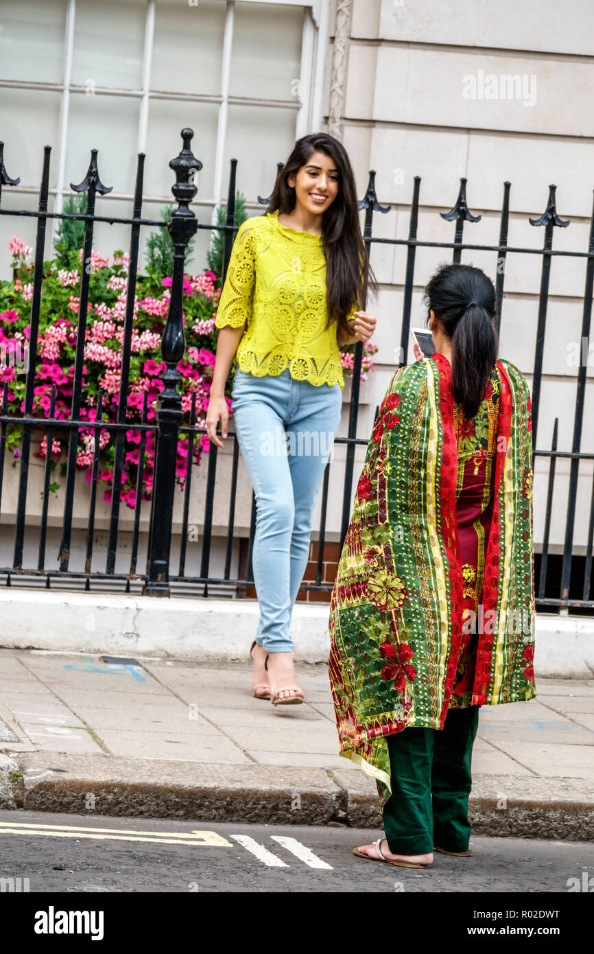 Londra Inghilterra,UK,Regno Unito Gran Bretagna,Mayfair,Asian Asian Asians etnia immigranti minoranza,Indian,adulti adulti donna donne donna donna donna donna donna,y Foto Stock