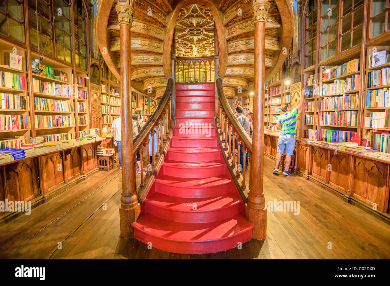 Oporto, Portogallo - Agosto 13, 2017: Grandi scale in legno con passaggi di colore rosso all'interno della Biblioteca Lello e Irmao nel centro storico di Porto, famoso per Harry Potter film. Inquadratura orizzontale. Foto Stock