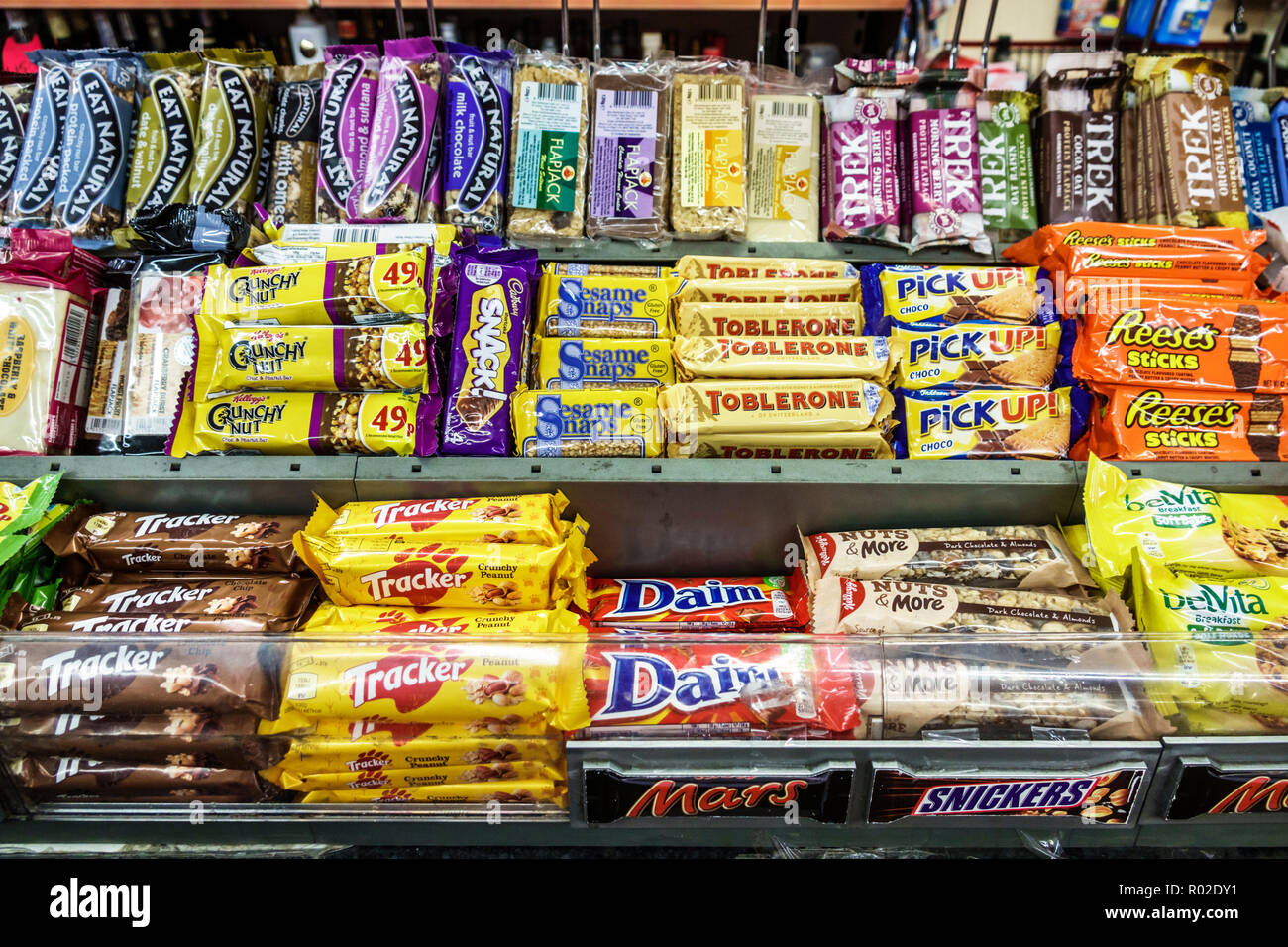 London England,UK,Lambeth South Bank,minimarket,negozio,spuntini,vendita esposizione,cibo spazzatura,barrette di cioccolato,Snickers,Tracker,Mars,Toblerone Reese's,UK GB Foto Stock