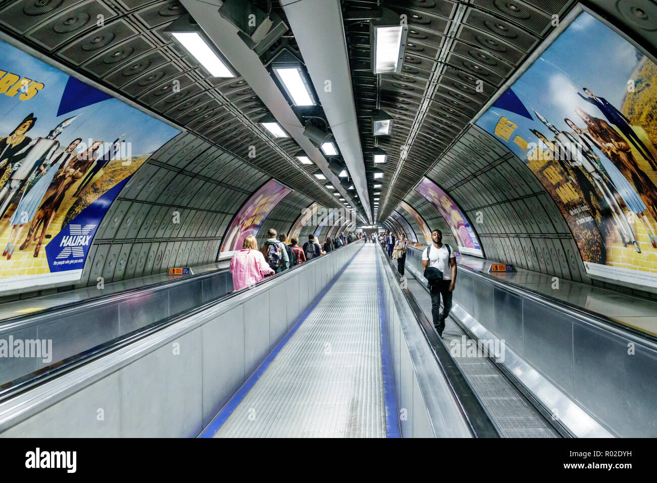 London England,UK,Lambeth South Bank,Waterloo Underground Station treno Tube,metropolitana metropolitana metro,marciapiede mobile,travellatore,tunnel,uomo nero Foto Stock
