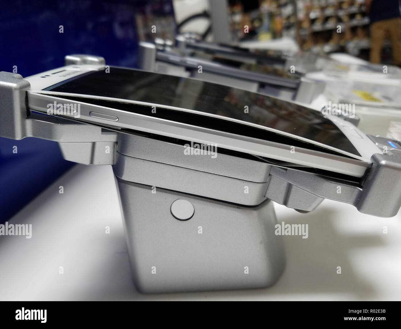 Samsung S6 buldging schermo a Walmart in NC. Foto Stock