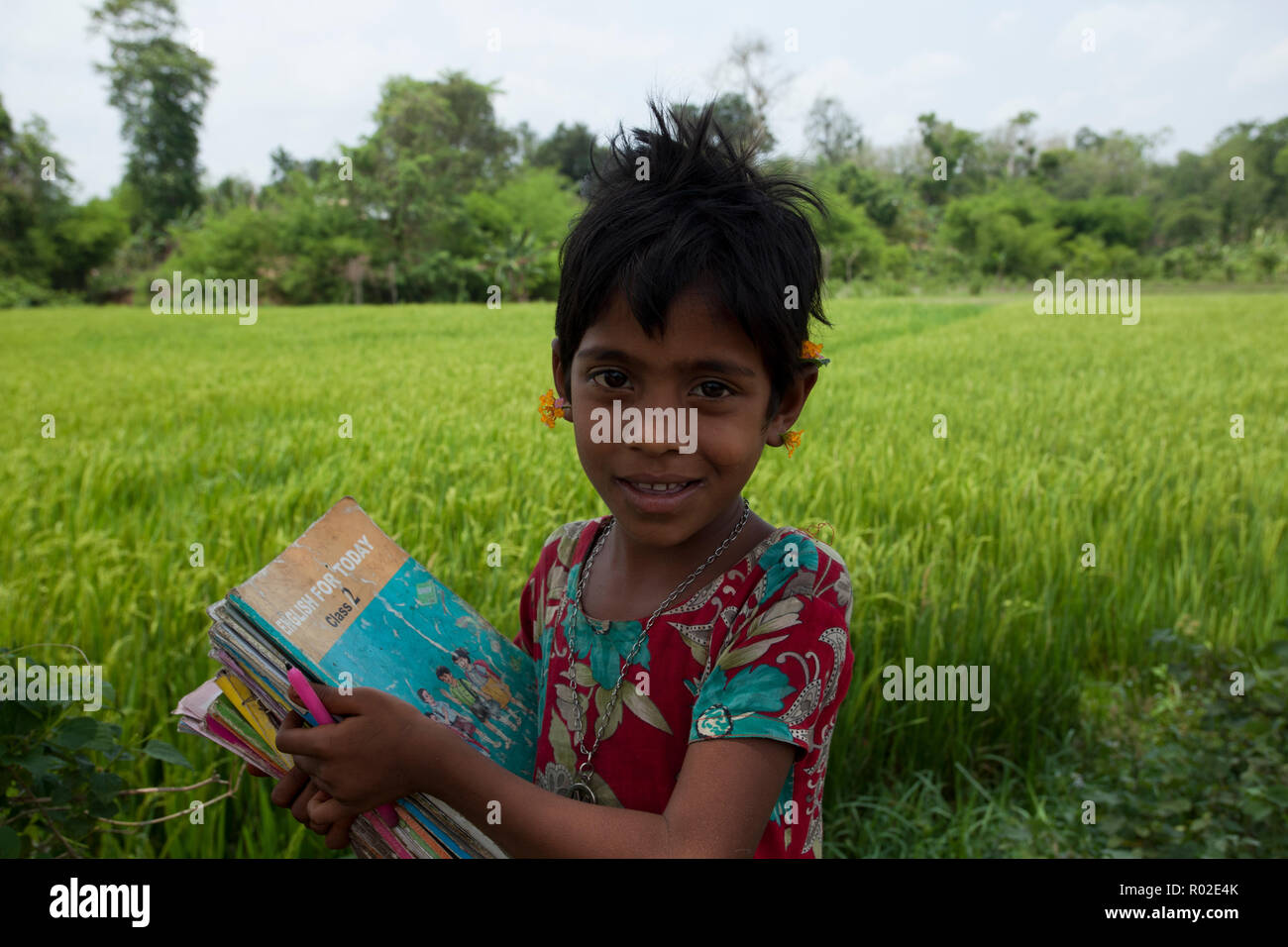 Ragazza rurale sulla strada per la scuola a Kalenga. Chunarughat, Habiganj, Bangladesh. Foto Stock