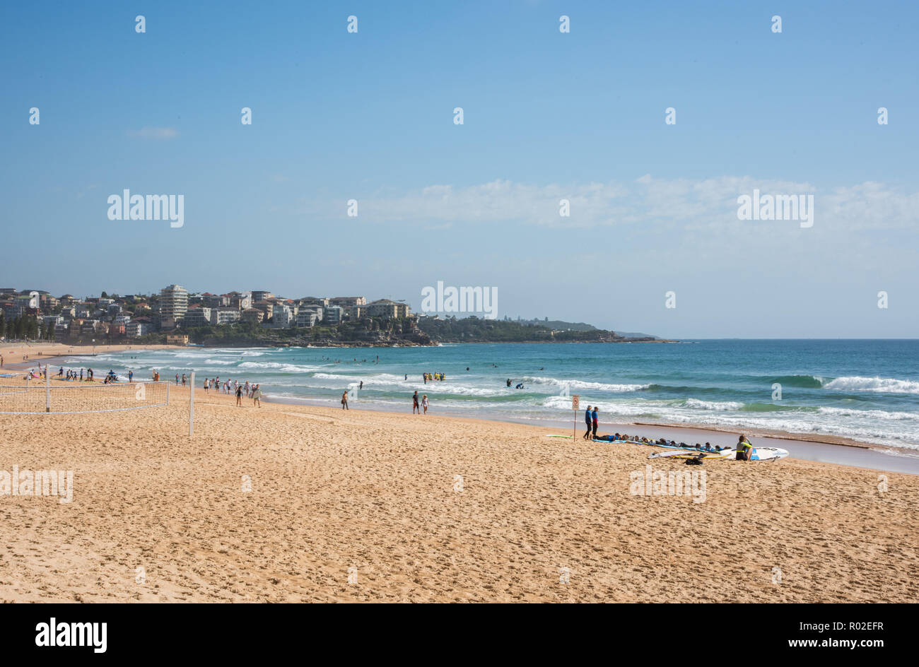 Manly, Nuovo Galles del Sud,Australia-December 21,2016: le persone che si godono la classe di surf a Manly Beach, con l'Oceano Pacifico onde in Manly, Australia Foto Stock