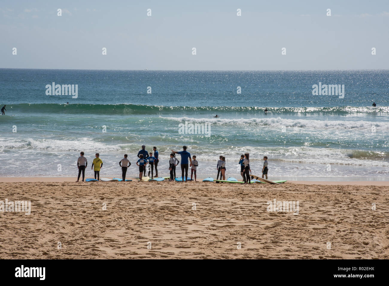 Manly, Nuovo Galles del Sud, Australia-December 21,2016: per coloro che godono di una classe di surf a Manly Beach, con l'Oceano Pacifico onde in Manly, Australia Foto Stock