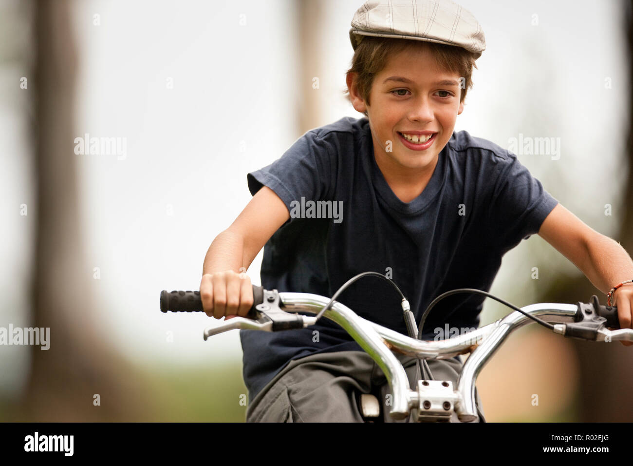 Ragazzo gode in sella alla sua bicicletta. Foto Stock