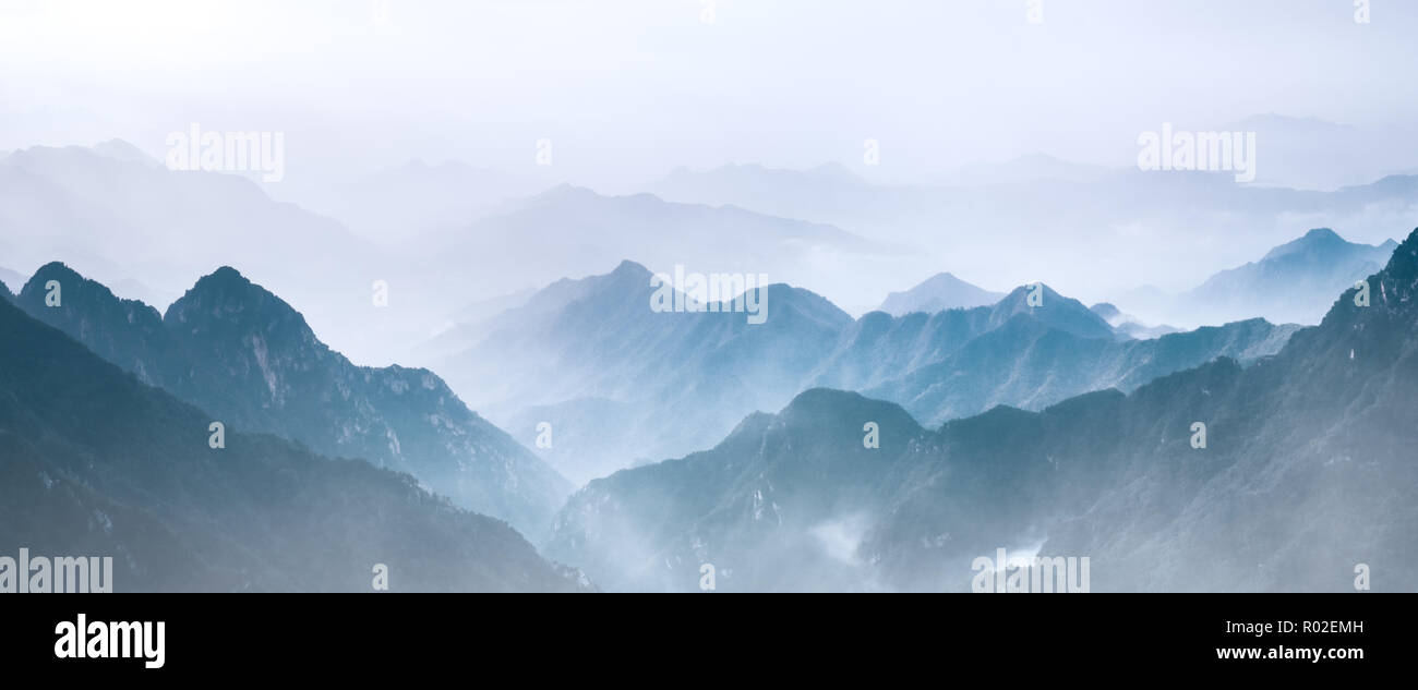 Distante la gamma della montagna nella nebbia Foto Stock