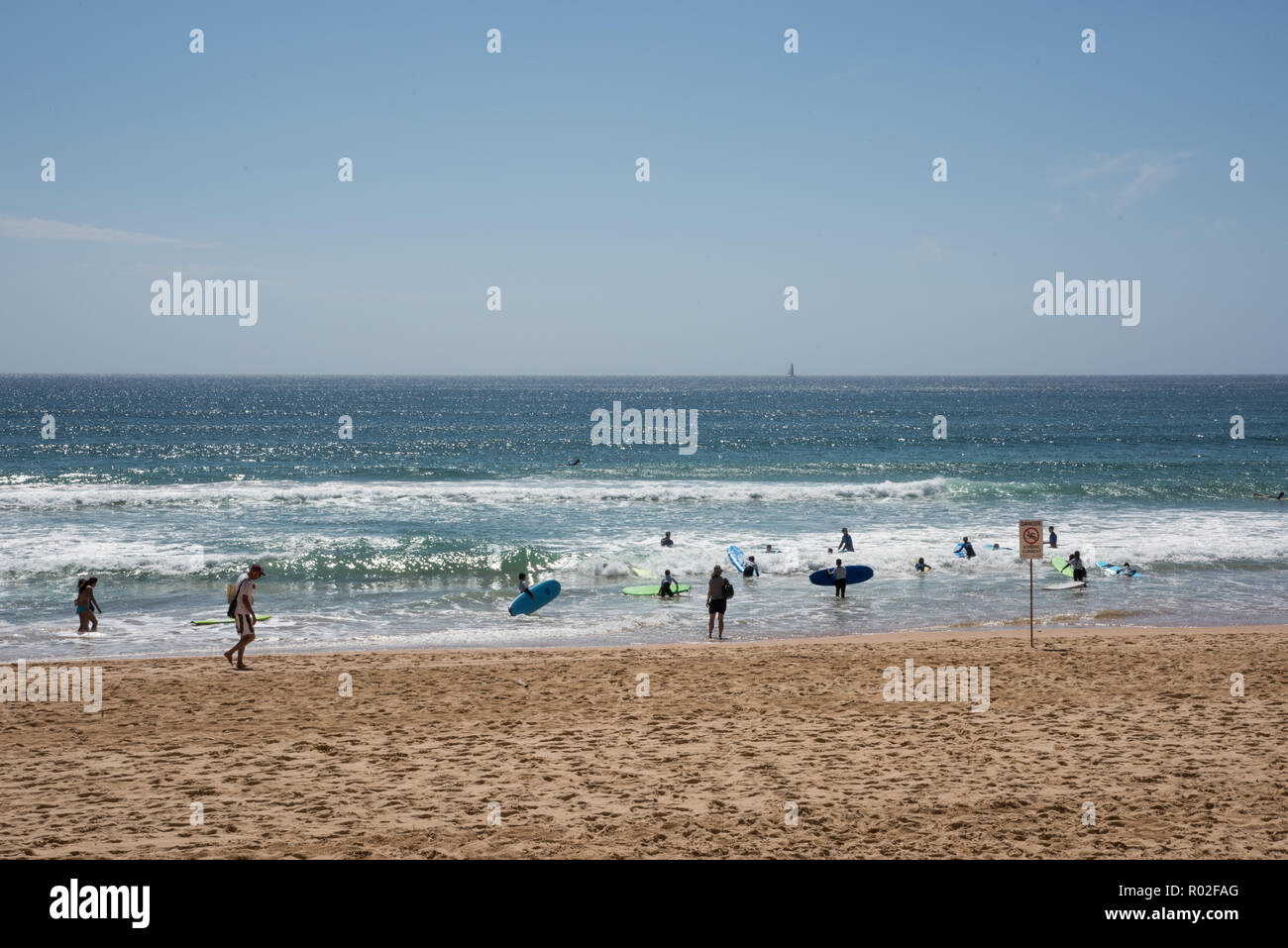 Manly, Nuovo Galles del Sud, ​Australia-December 21,2016: le persone che si godono la ricreazione a Manly Beach, con l'Oceano Pacifico onde in Manly, Australia Foto Stock