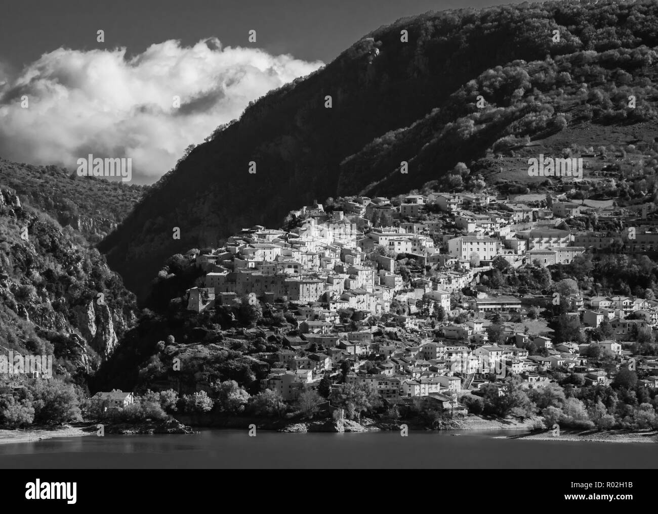 Parco nazionale d'Abruzzo, Lazio e Molise (Italia) - L'autunno in italiano montagna riserva naturale con animali selvaggi, piccola città vecchia, il lago Foto Stock