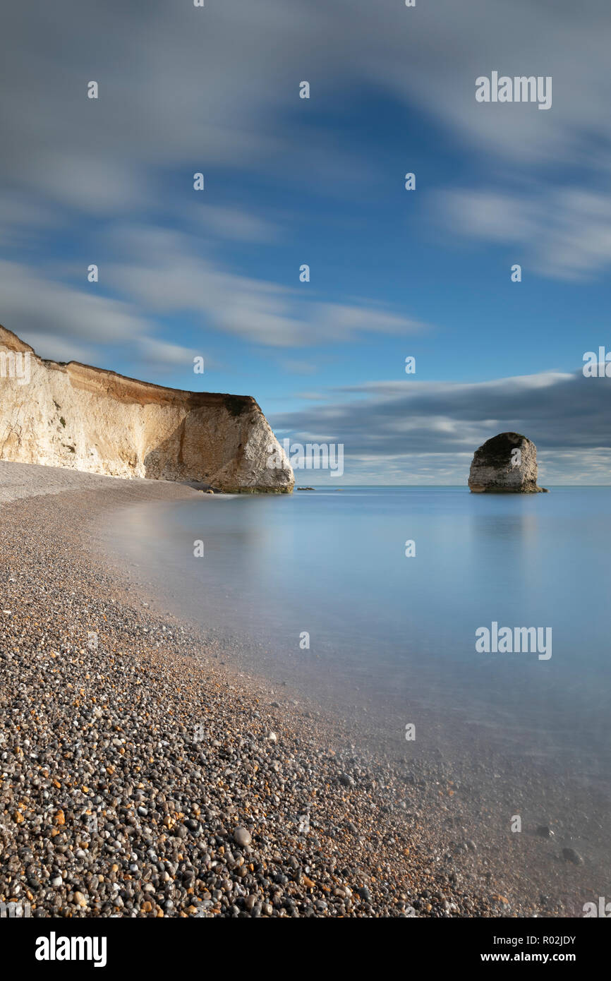 Vista della spiaggia di ciottoli a Freshwater Bay, Isola di Wight Foto Stock