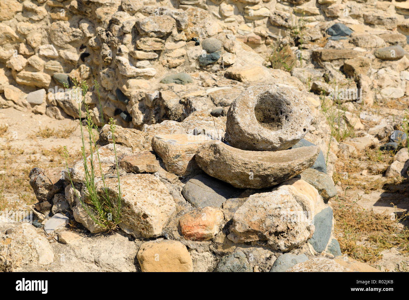 Il pestello e mortaio con mola utensili al Centro del Patrimonio Mondiale dell'UNESCO insediamento neolitico di Choirokoitia, Khirokitia, nei pressi di Larnaca, Cipro Foto Stock
