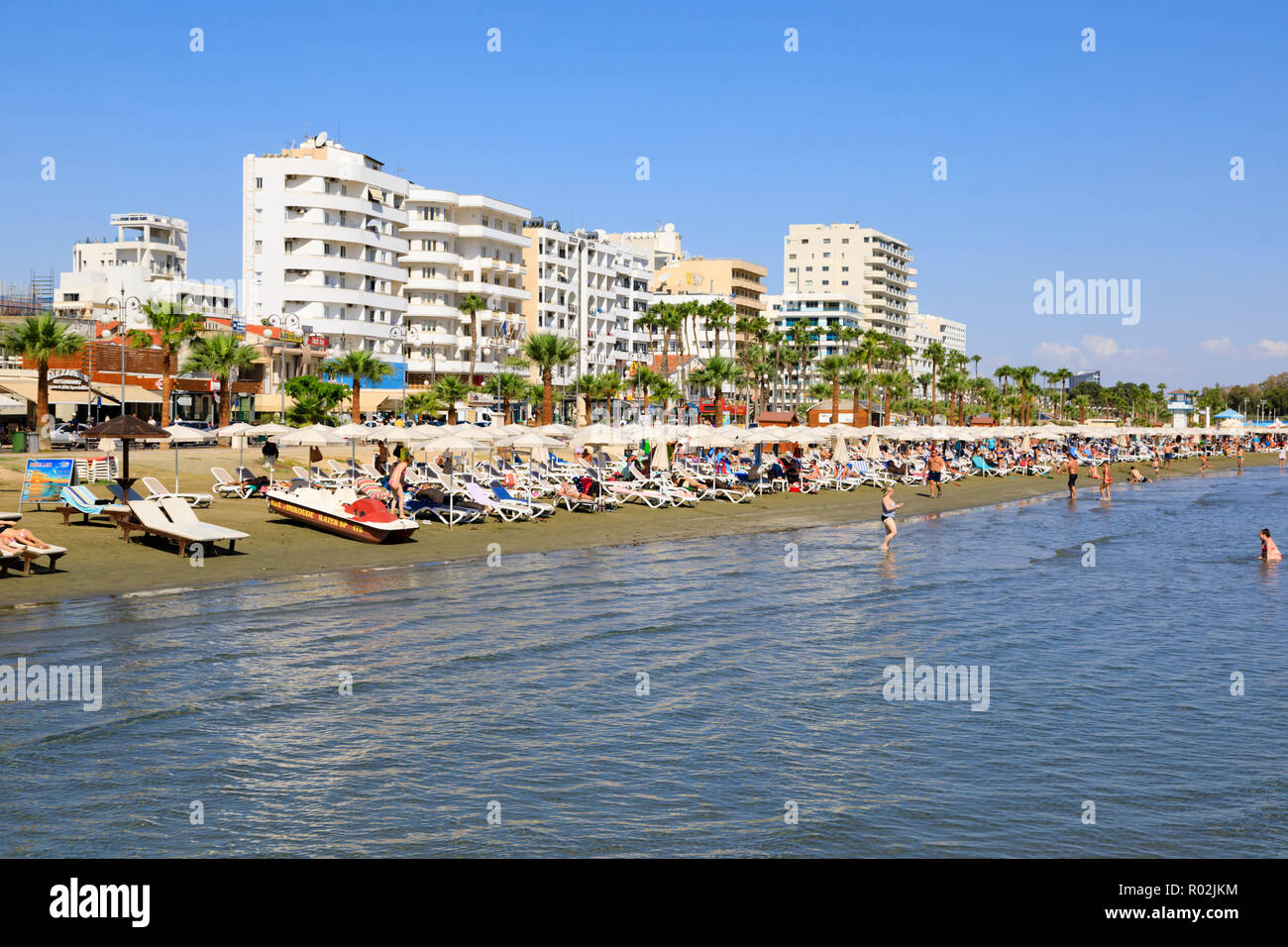La folla di turisti Finikoudes beach, Larnaca, Cipro Ottobre 2018 Foto Stock