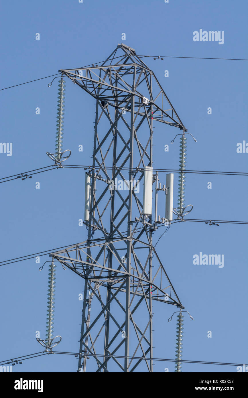 Traliccio elettrico ad alta tensione del Regno Unito. Che mostra corna ad arco, isolanti in vetro, & ammortizzatori Stockbridge / ammortizzatori per osso per cani. I prezzi e i fornitori di energia del Regno Unito Foto Stock