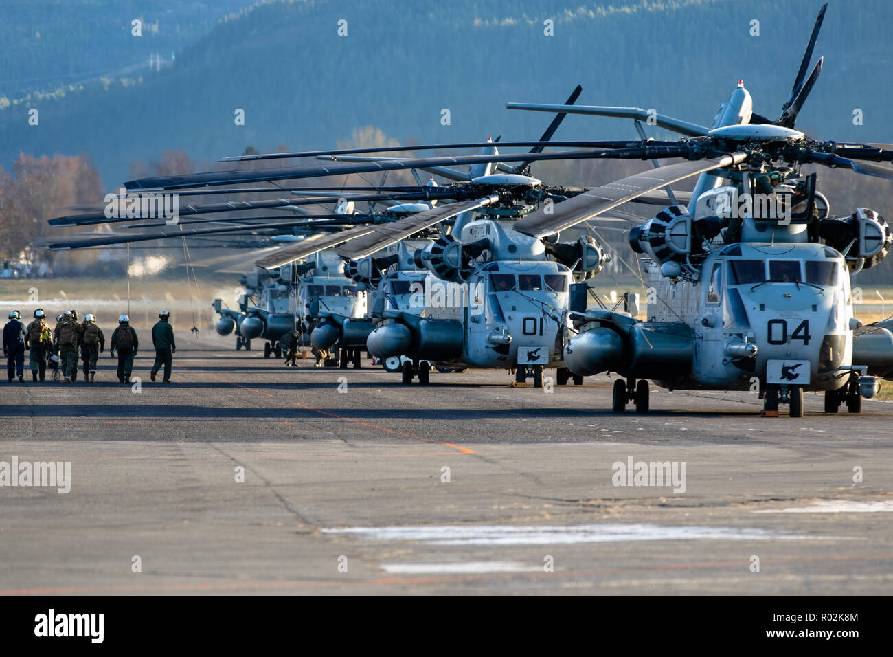 Un gruppo di Stati Uniti Marines osservare un gruppo di Stati Uniti Marine Corps CH-53E Super Stallion ELICOTTERI COME NEGLI STATI UNITI Esercito degli Stati Uniti e Marine Corps preparare per collaborare su una joint-missione di rifornimento durante l'esercizio Trident frangente 18, a Vaernes stazione aria, Norvegia, Ottobre 30, 2018. Trident frangente 18 è un esercizio completo di promuovere l'interoperabilità e la coesione tra gli Stati Uniti e i suoi alleati e partner europei per migliorare la disponibilità e garantire il mantenimento della pace e della stabilità nella regione. (U.S. Esercito foto di PFC. Matteo J. Marcello) Foto Stock