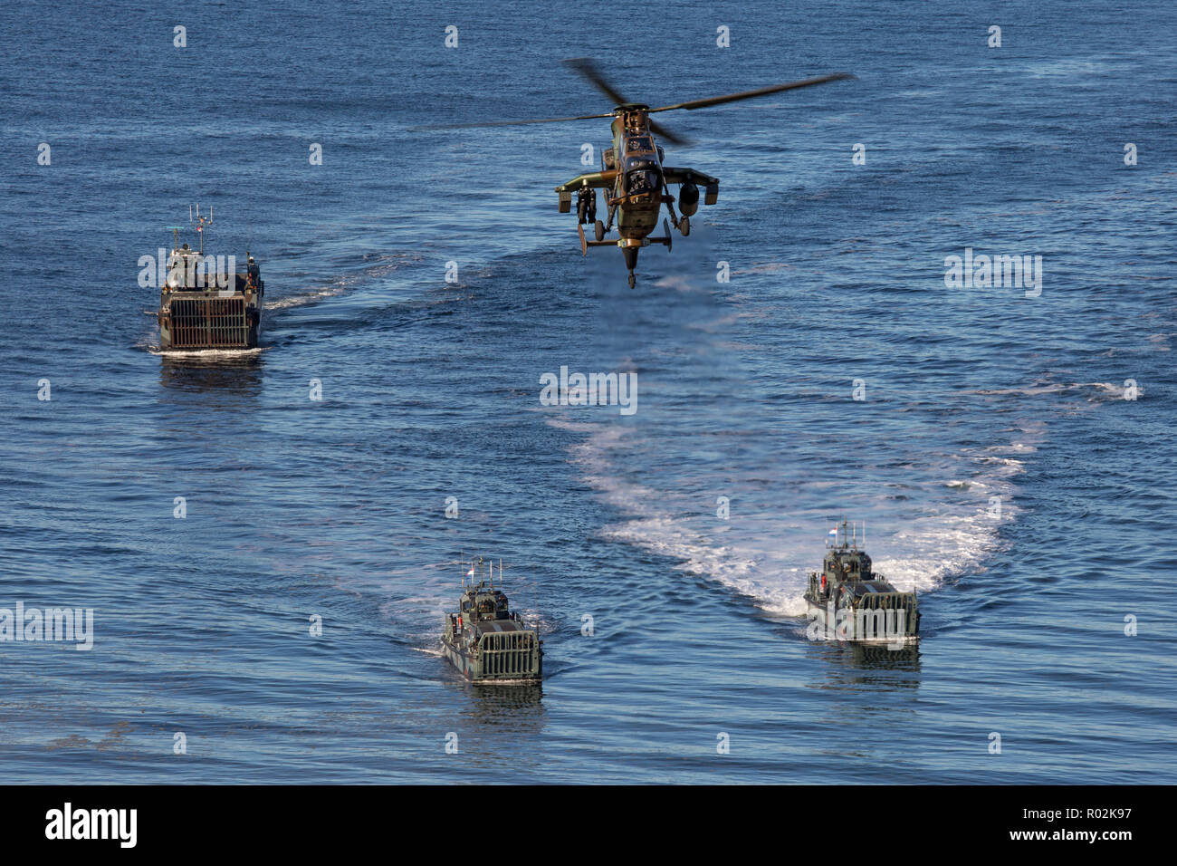 Uno Mark II landing craft utility con due landing craft veicoli per il personale dalla Marina reale olandese un attacco di Tiger helicopterat dall'esercito francese di illustri visitatori al giorno esercitazione NATO Trident frangente, in Norvegia, Trondheim il 30 ottobre 2018. Con circa 50.000 personale partecipante in Trident frangente 2018, è uno dei più grandi esercitazioni NATO negli ultimi anni. Circa 250 velivoli, 65 navi e più di 10.000 veicoli sono coinvolti nell'esercizio in Norvegia. Foto: SGM Marco Dorow, Esercito Tedesco Foto Stock