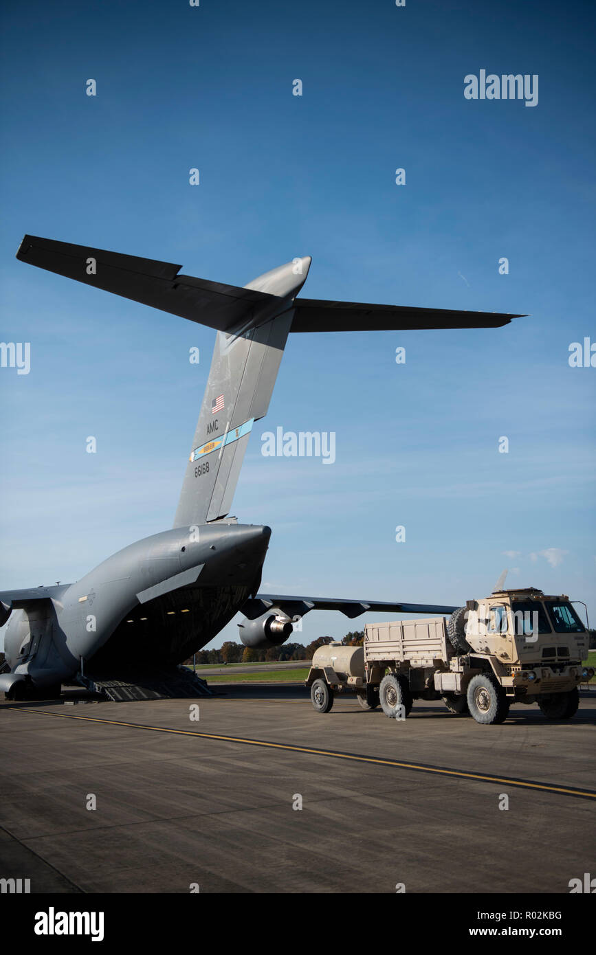 Una C-17 Globemaster III Equipaggi con la terza Airlift Squadron, Dover Air Force Base, Del., caricare un U.S. Luce dell'esercito di medie veicolo tattico in cargo bay a Fort Knox, KY a sostegno del funzionamento patriota fedele il 30 ottobre 2018. Il C-17 Globemaster III Equipaggi forniti ponte aereo strategico per società di sede, 89La Polizia Militare brigata, Task Force, Griffin è la distribuzione per il sud-ovest della regione di confine per supportare e abilitare il Department of Homeland Security e di altre agenzie che effettuano sforzi coordinati per fissare il nostro confine sud-ovest. (U.S. Air Force foto di Airm Foto Stock