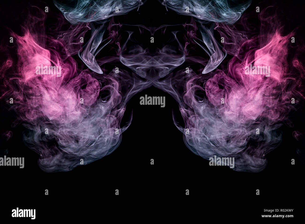 Soffici piumini blu e rosa il fumo e la nebbia nella forma del cranio, monster dragon su sfondo nero. Stampa di fantasia per i vestiti: t-shirt, sweatshir Foto Stock