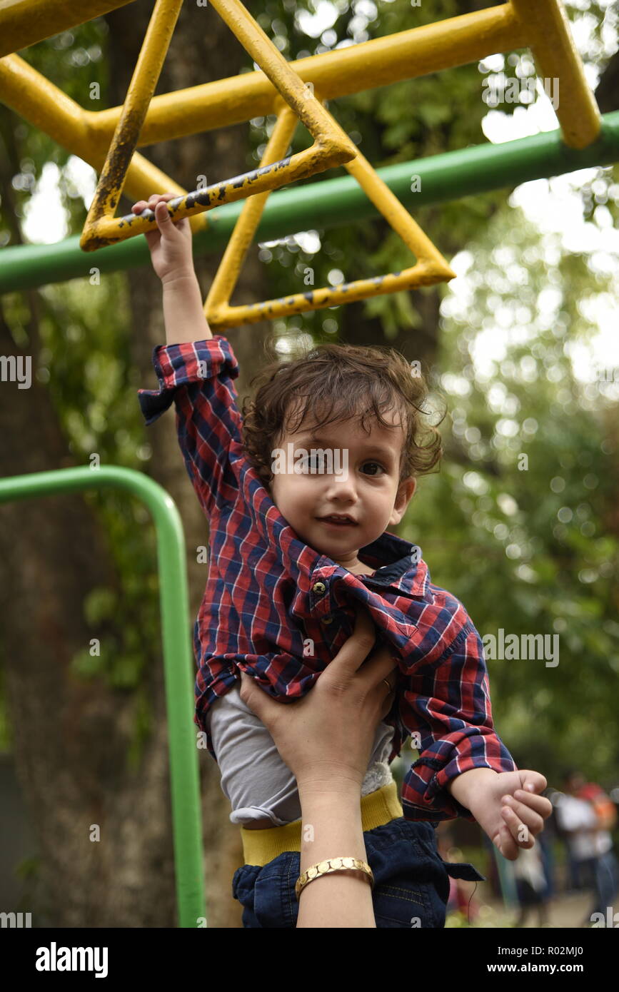 Simpatici ragazzi sorridenti godendo il momento di giocare con giocosa umore nel parco divertimenti o parco per bambini a Nuova Delhi, India, Asia Foto Stock