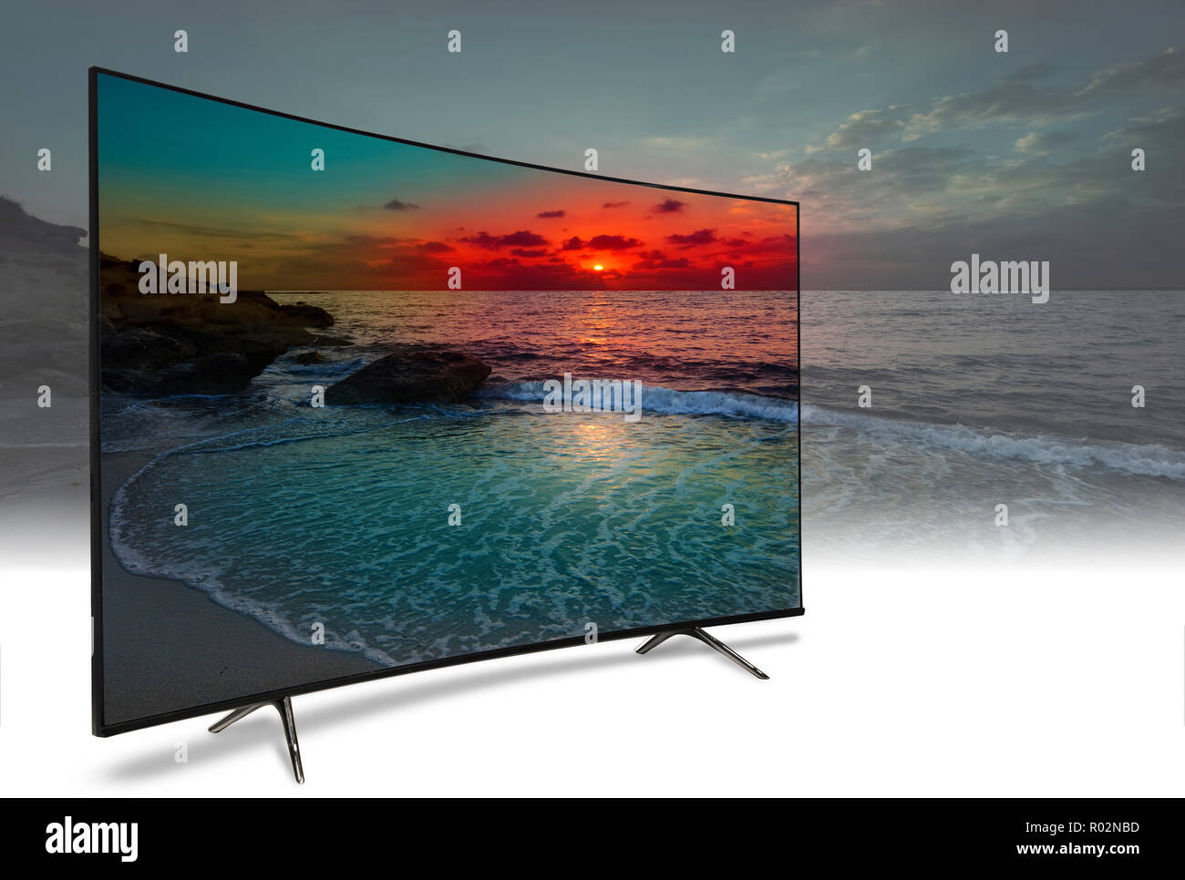 4k monitor isolato su bianco. La strada è rurale, non asfaltata in steppe al tramonto. Concetto Foto Stock