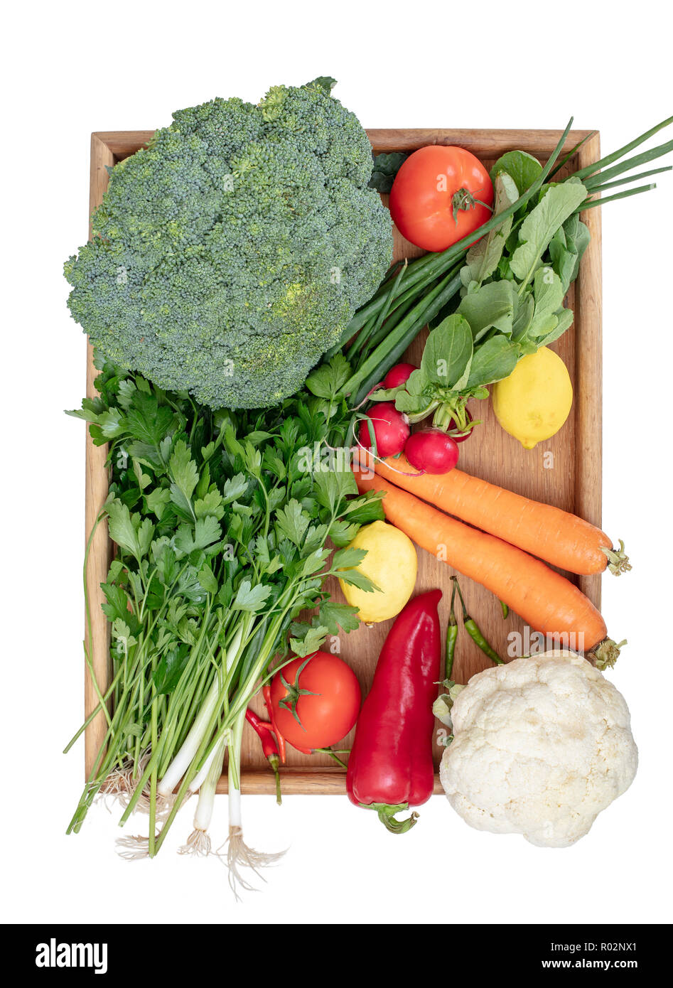 Organici alimentari healtyy concetto di fresche verdure colorate in un vassoio di legno su uno sfondo bianco , appartamento , laici vista superiore con spazio di copia Foto Stock
