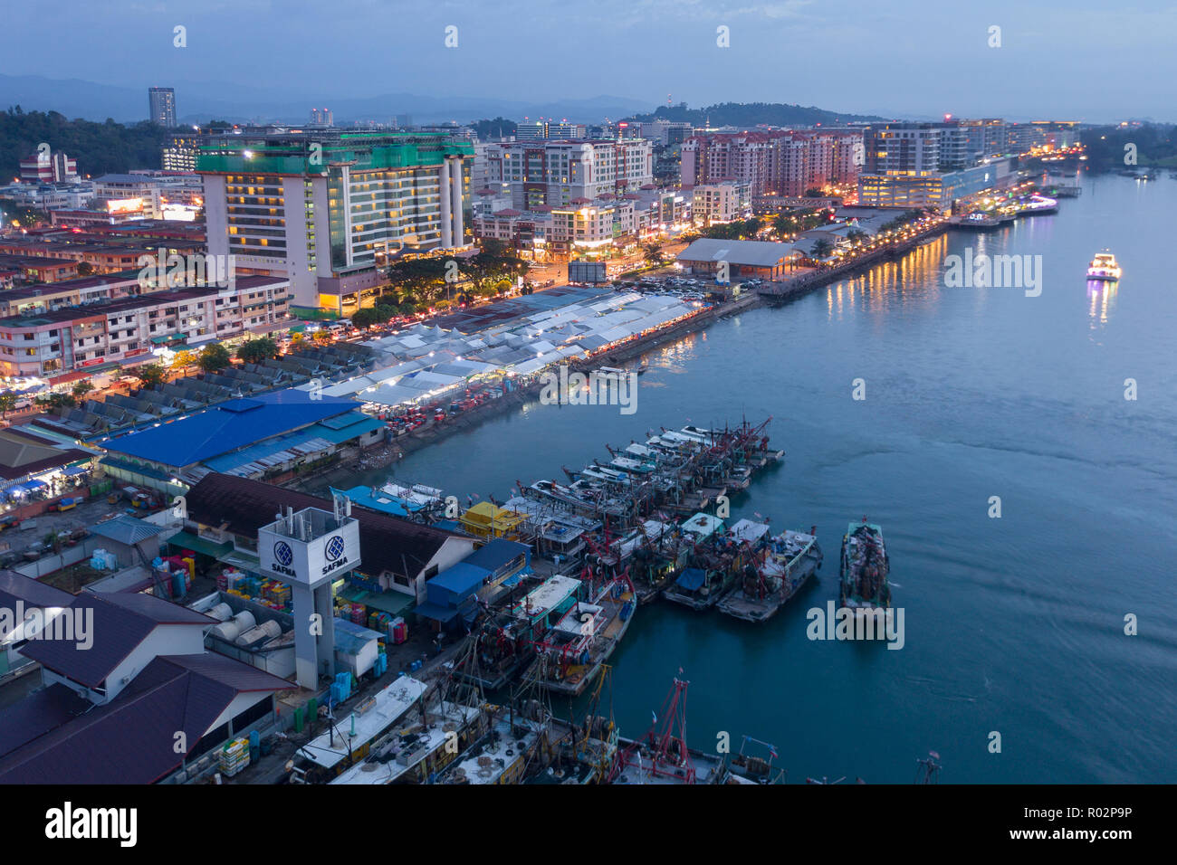 Kota Kinabalu, Sabah Malaysia - Ott 7, 2018 : vista parziale della città di Kota Kinabalu durante l ora di blu. Foto Stock