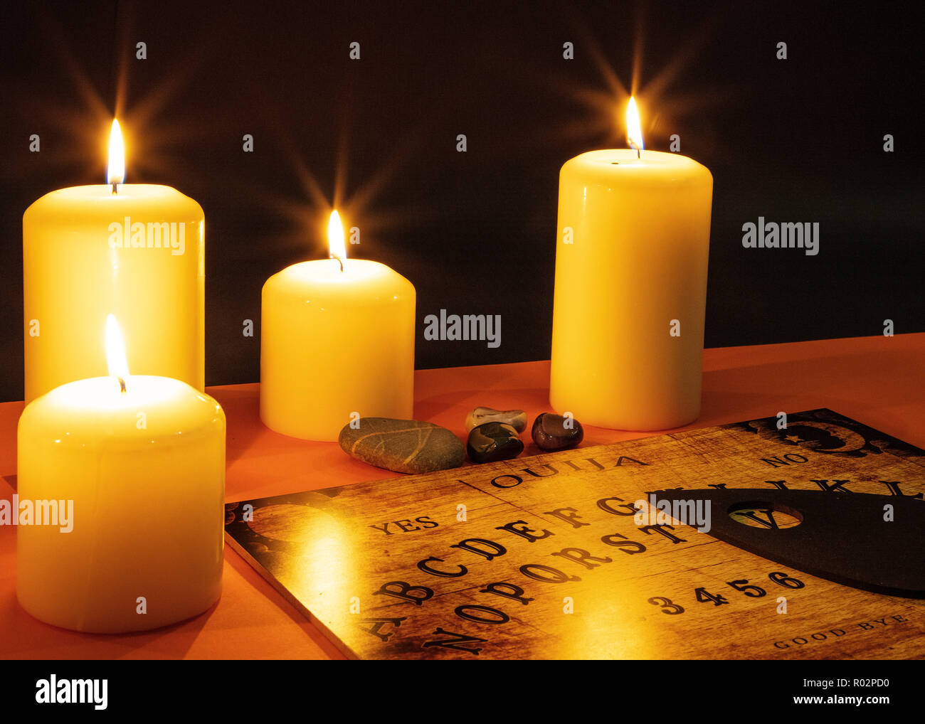 Ouija board nel buio di una, a lume di candela in camera spaventoso Foto Stock