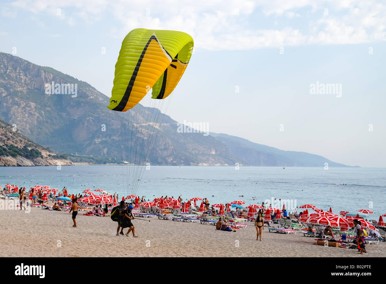 Fethiye, Mugla/Turchia - 19 agosto 2018: parapendio in tandem sono sbarco sulla spiaggia di Belcekiz in Oludeniz. Foto Stock