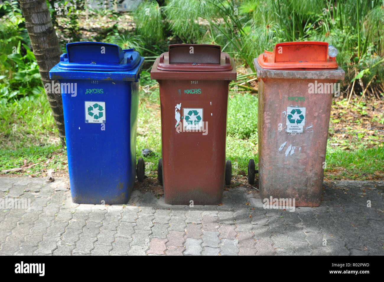 Kota Kinabalu, Sabah Malaysia - Mar 13, 2018 : Recycle bin a scuola compaund a parco pubblico di Kota Kinabalu. Il progetto è una parte del governo effo Foto Stock
