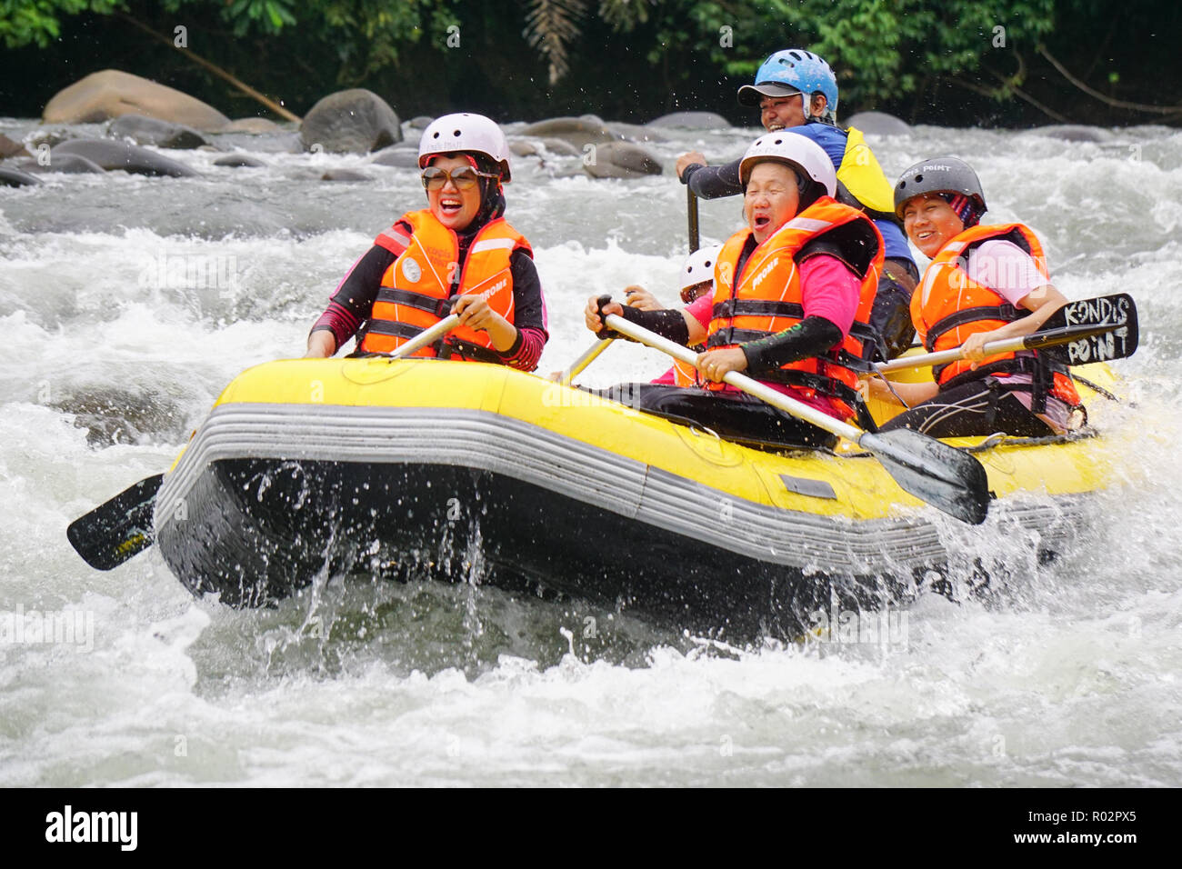 Kiulu Sabah Malaysia - Feb 25, 2018 : Gruppo di avventuriero facendo rafting delle acque bianche attività al Fiume Kiulu Sabah Borneo Malese il 7 giugno 2015. Foto Stock