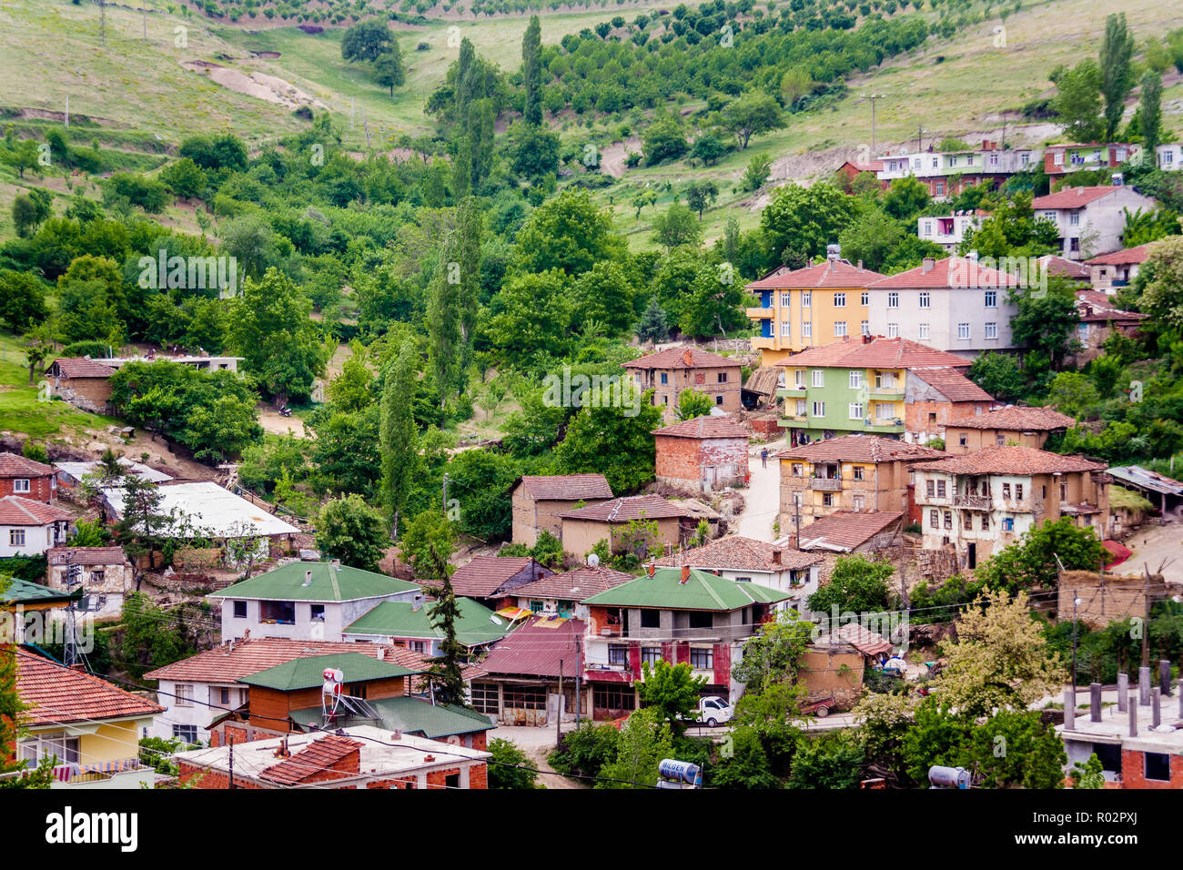 Iznik, Turchia, 10 Maggio 2012: Villaggio di Tacir sul pendio di una collina. Foto Stock