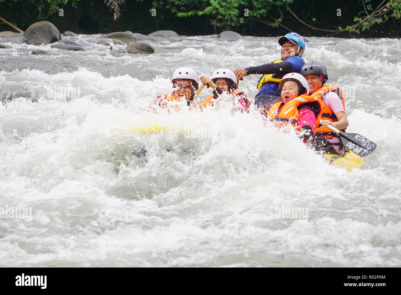 Kiulu Sabah Malaysia - Feb 25, 2018 : Gruppo di avventuriero facendo rafting delle acque bianche attività al Fiume Kiulu Sabah Borneo Malese il 7 giugno 2015. Foto Stock