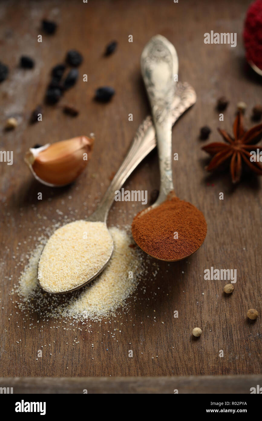 Spezie in polvere su cucchiai Foto Stock