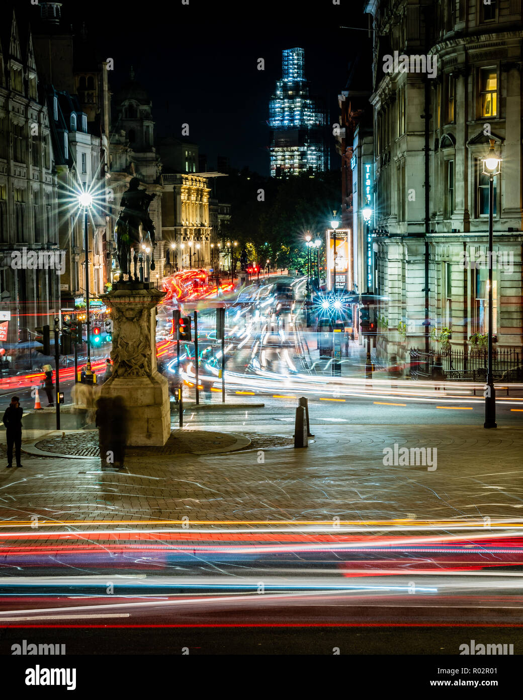 Sentieri di luce guardando giù Whitehall verso Piazza del Parlamento Foto Stock