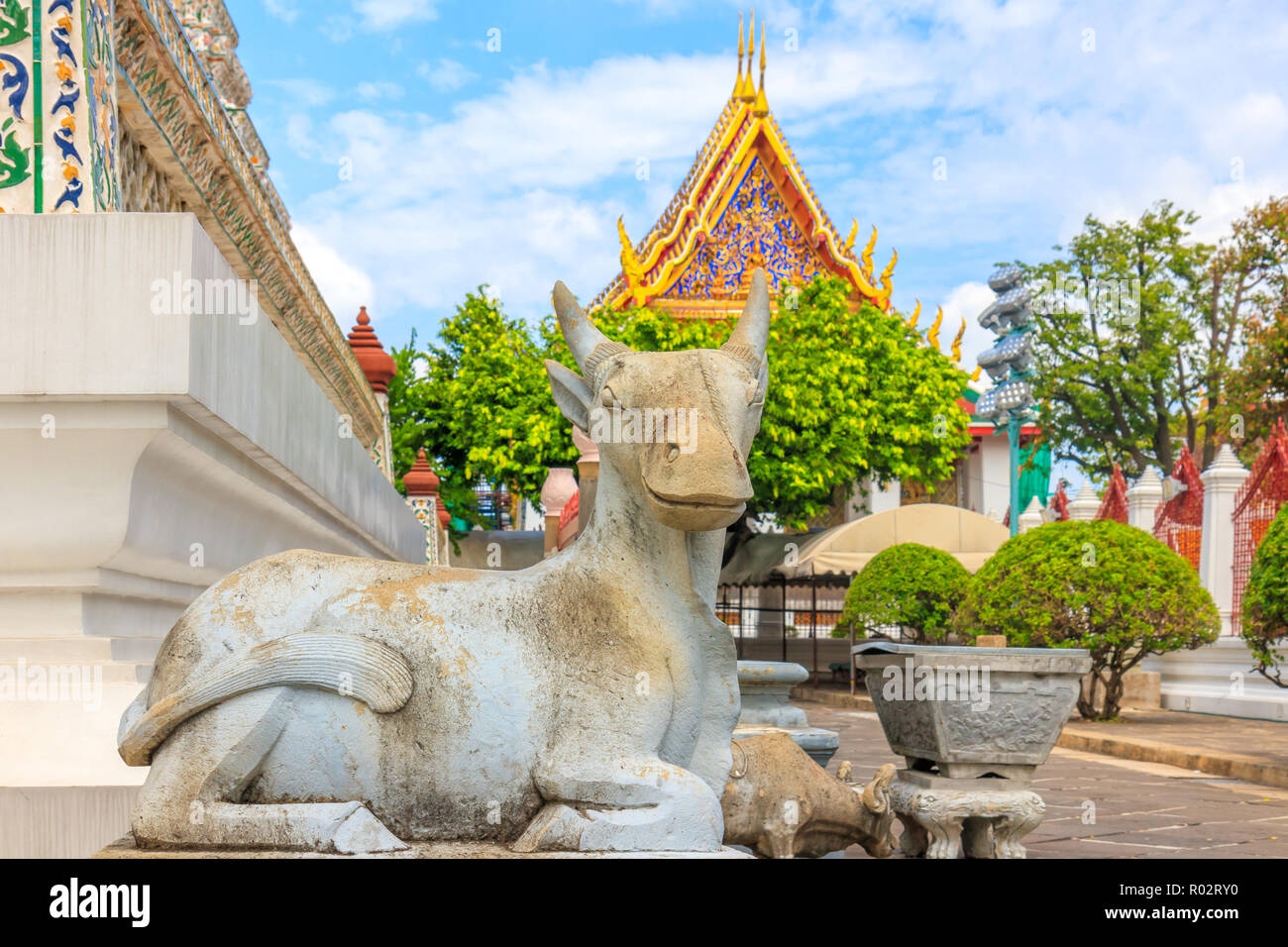 Statua di vacca di Wat Arun tempio buddista di Bangkok Foto Stock