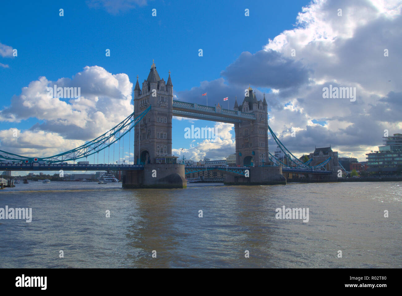 Bella nuvole sopra il Tower Bridge di Londra, Regno Unito. Foto Stock