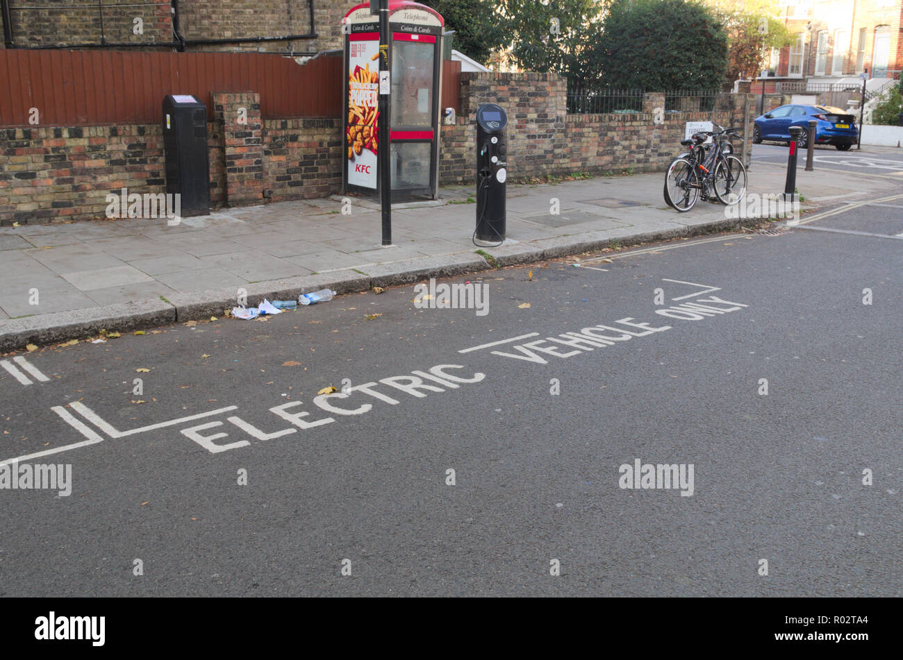 Auto elettrica posto parcheggio in Londra, Regno Unito. Foto Stock