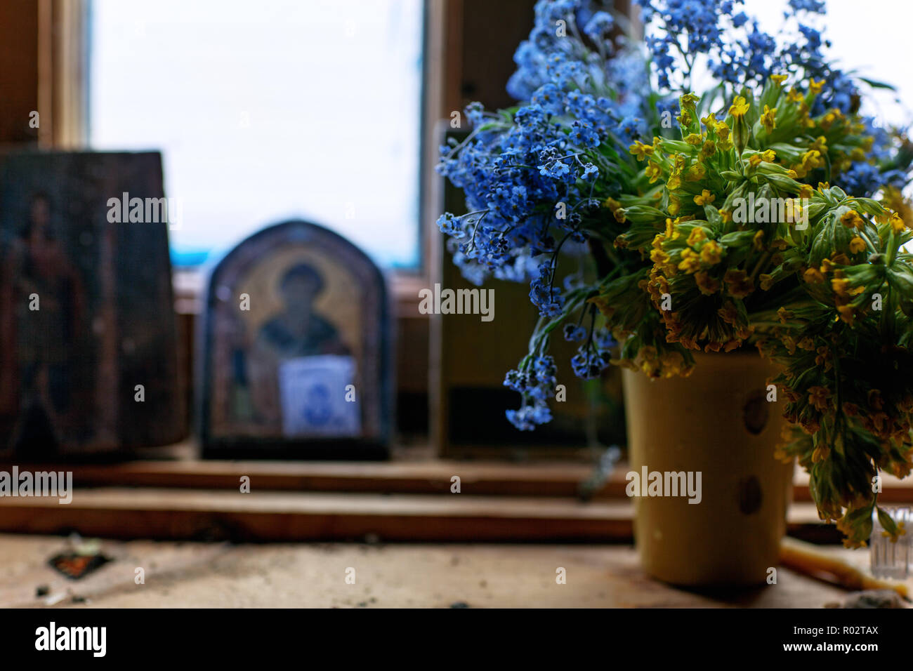 Natura morta con fiori selvatici e icona russa Foto Stock