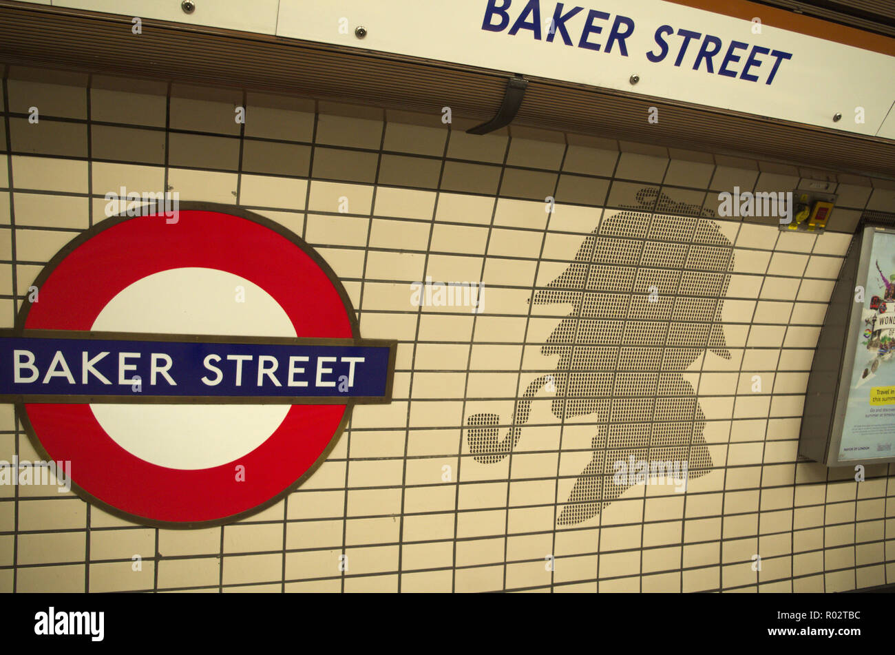 Sherlock Holmes forma su Baker Street la stazione della metropolitana di Londra, Regno Unito. Foto Stock