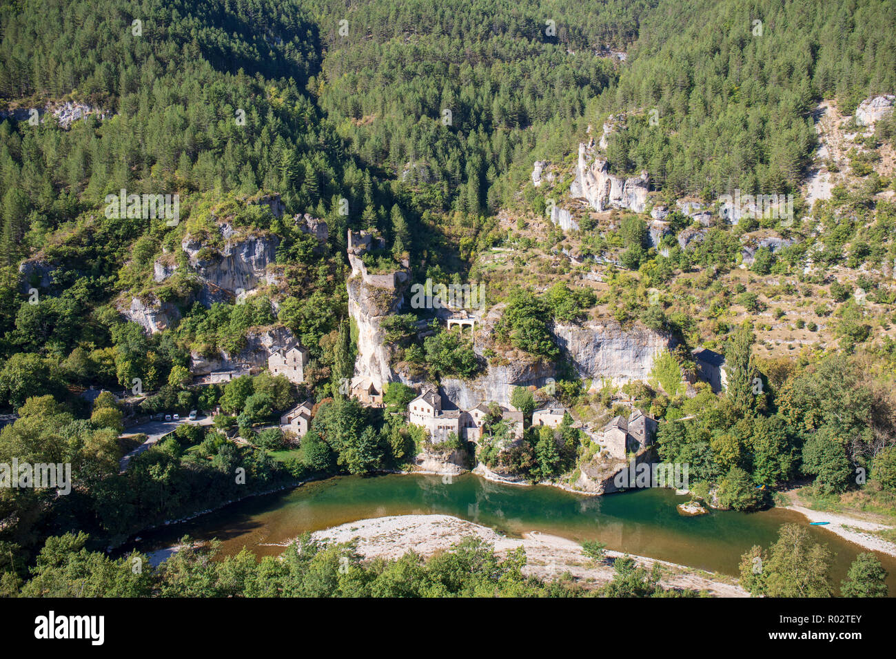 Il borgo medievale di Castelbouc appollaiato sul lato della scogliera di Gorge du Tarn, Francia Foto Stock
