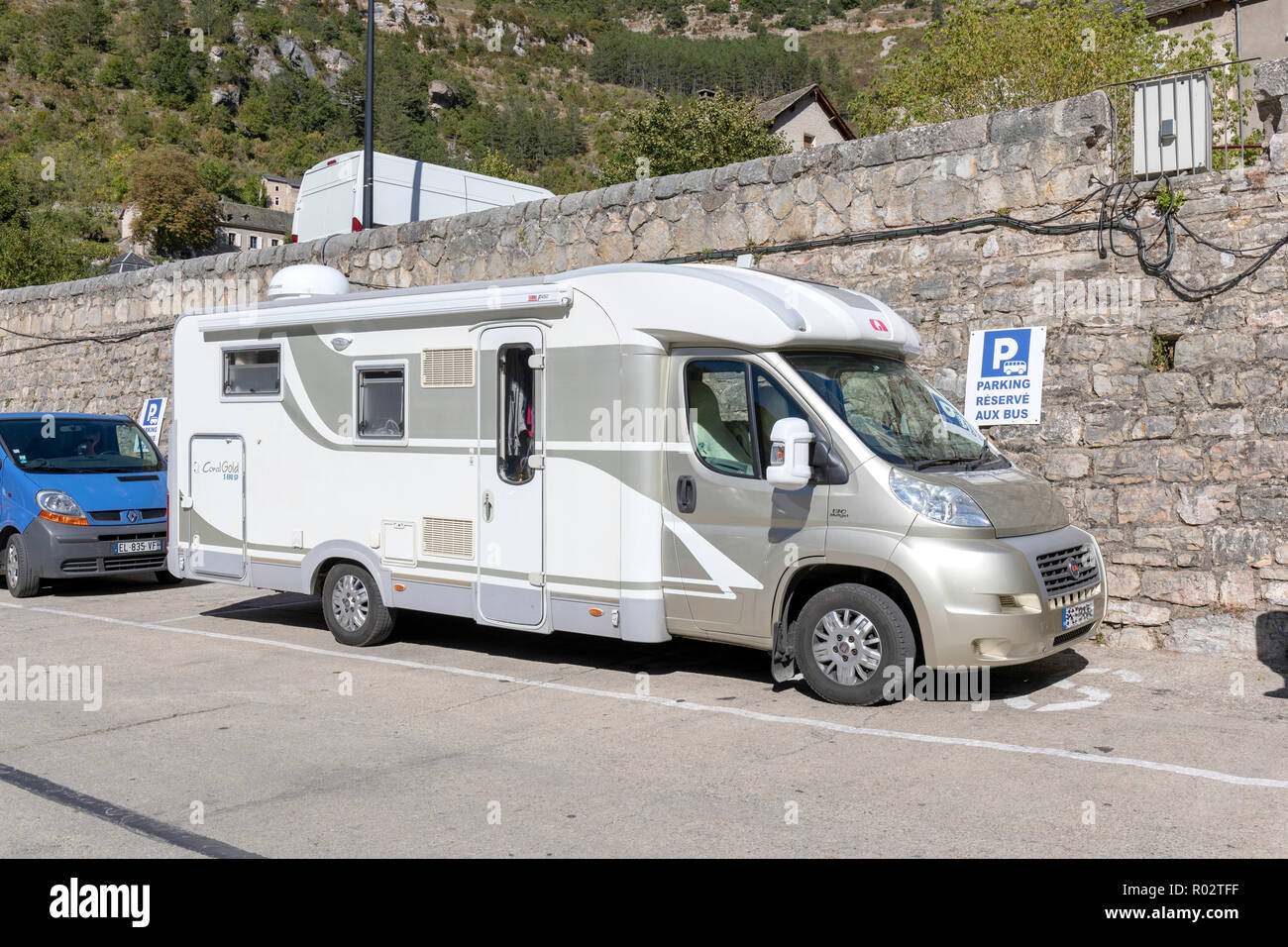 Motore Parcheggiato Non Valido. Quando si è a Roma, fare come i Romani! Tutti i francesi ignoravano il segno "Parcheggio riservato agli autobus", così abbiamo fatto. Foto Stock